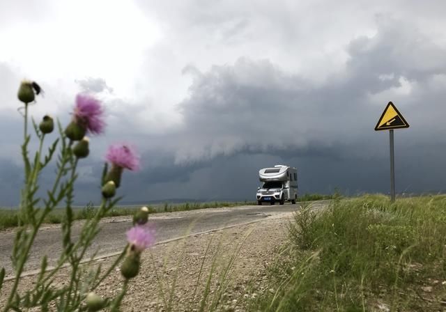 自驾房车在内蒙草原和暴风雨赛跑，被巨大的乌云盖顶是什么感受？