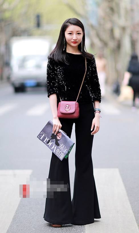 夏日的小姐姐们穿复古的喇叭裤去逛街，能迅速提升御姐气质