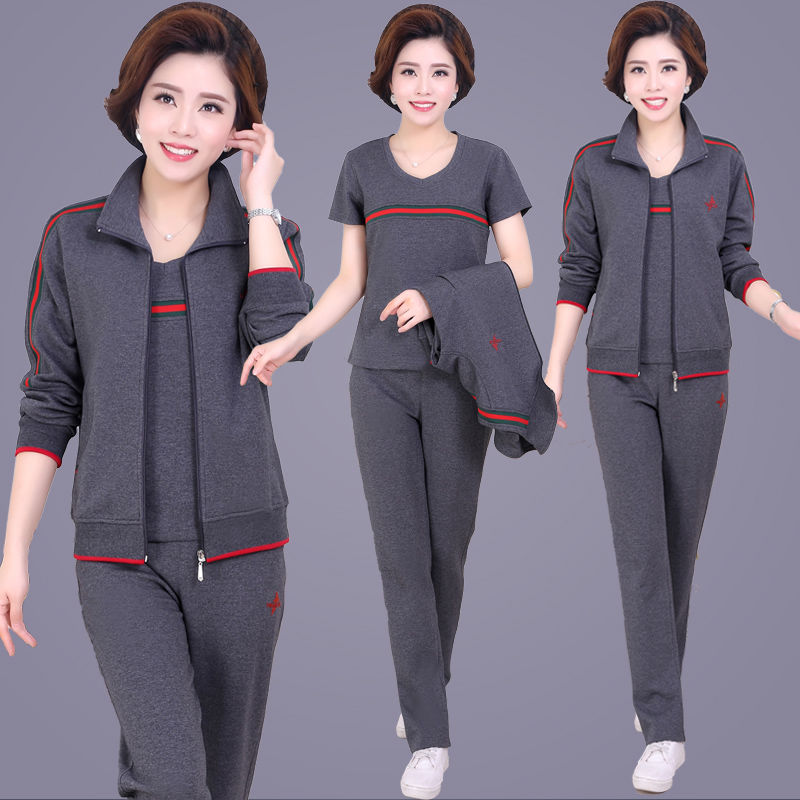 假如你年逾53，一定穿嫩点，试试这高档套装，时髦洋气显年轻