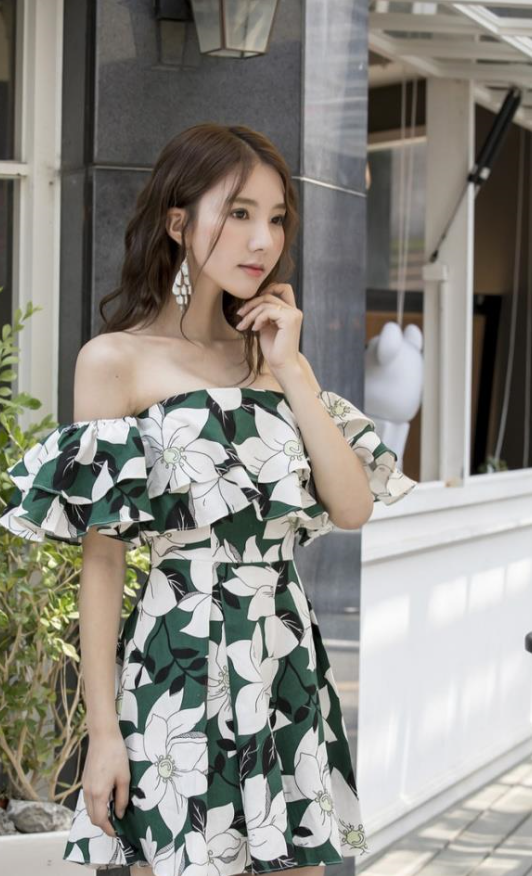 路人街拍，美女一字肩碎花连衣裙，时尚又优雅，体现不一样的美!