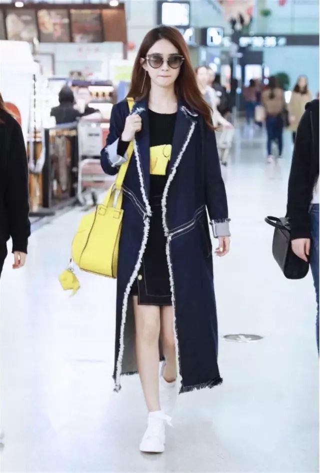 赵丽颖穿吊带裙很美，穿半身裙也很美，但她却偏爱这种裙子!