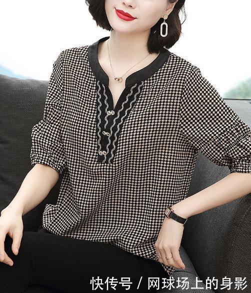  「女人」女人过了52岁，少穿连衣裙，多穿这“淡盐衫”，好穿方便显年轻