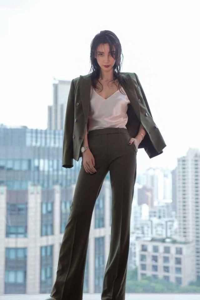 李冰冰一改往日成熟女人形象，穿条纹衫搭配碎花半裙秒变18岁！