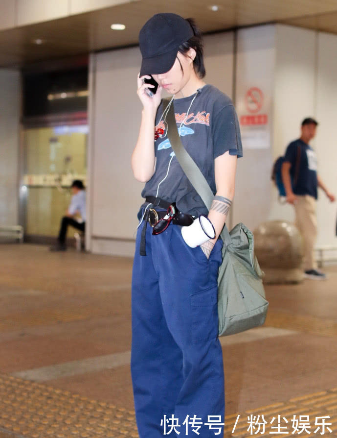 窦靖童现身，这是背了50斤行李？网友：让王菲帮你请个助理吧！