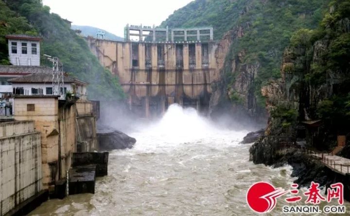 汉中石门水库泄洪，场面极为壮观！