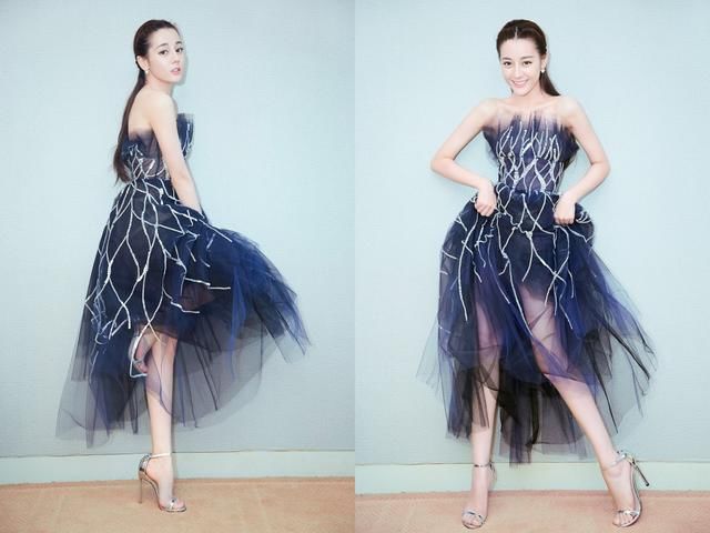 迪丽热巴穿薄纱裙，不停的用手去提裙摆，网友：再高2cm就露了！