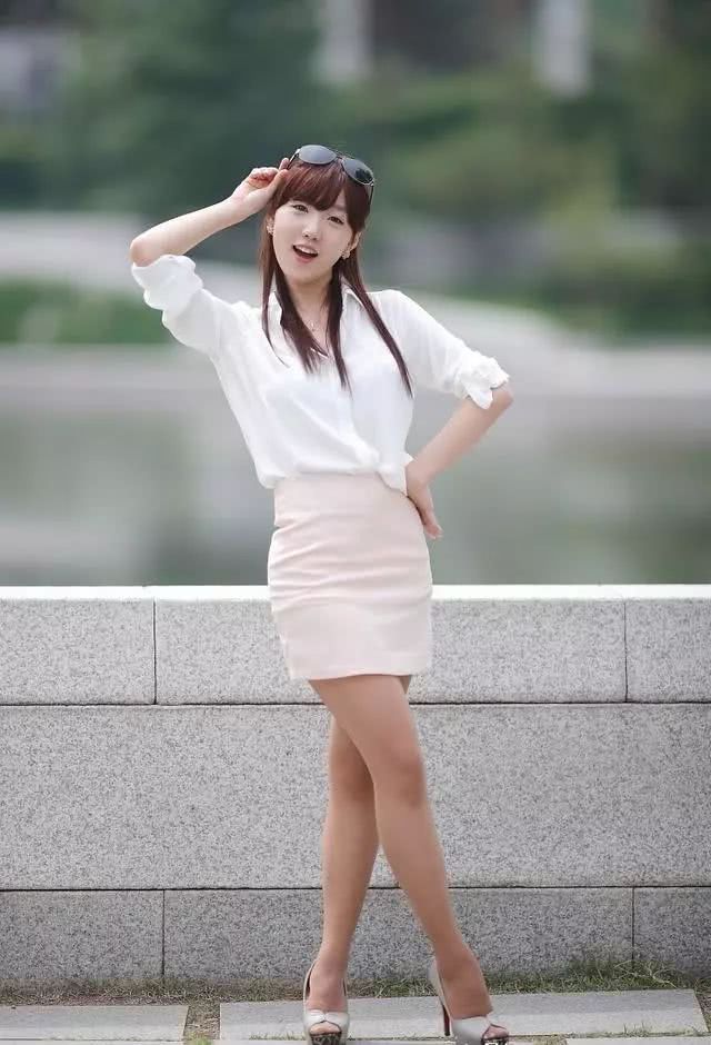 肤色丝袜与高跟鞋一齐穿,公园里的女孩很Nice!