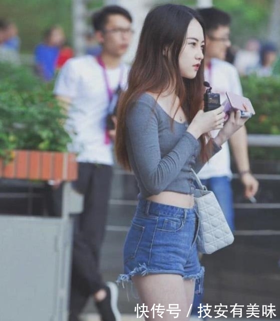 『笑嫣然』街拍:语笑嫣然的美女,一件休闲上衣配牛仔热裤,清新靓丽迷人