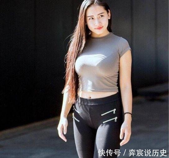  [紧身裤]两位美女，都是一身紧身装，美的却不同