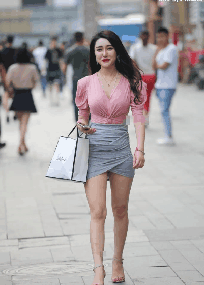 街拍: 贴身的粉色打底包臀裙, 走在街头都格外的自信