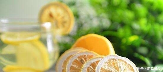  『奶奶』脸上的色斑太难看？奶奶传授的终极祛斑法，美白效果太明显！