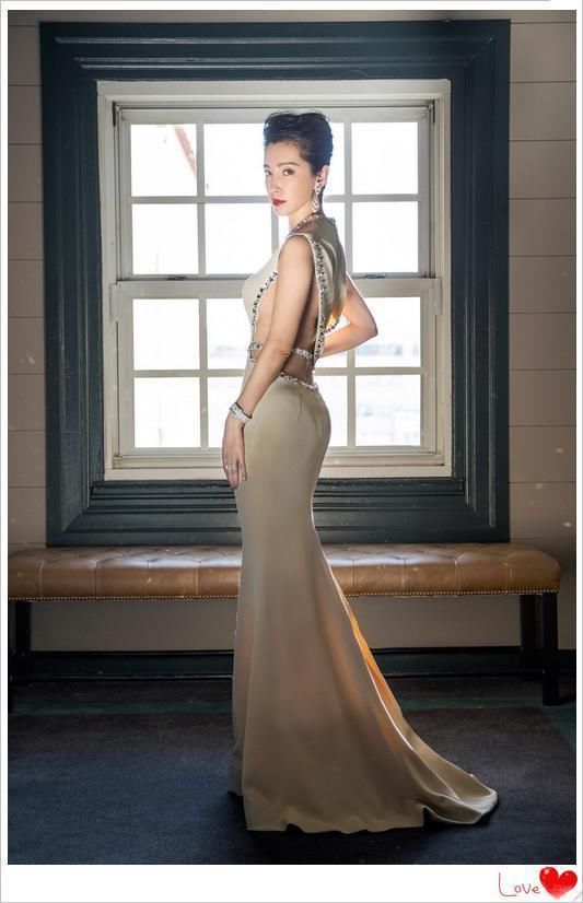 李冰冰这回真给国人长脸，一身白太惊艳，杰森斯坦森都紧搂她不放