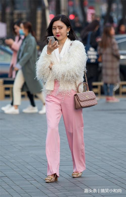 路人街拍：小姐姐宽大T恤在腰间系成一个结，秀出小蛮腰