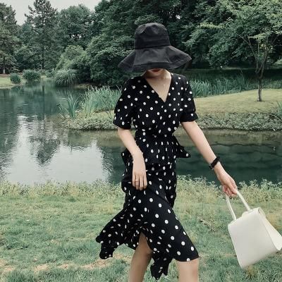 好身材露出来！V领开叉性感复古无敌，能“勾”死人一万遍啊