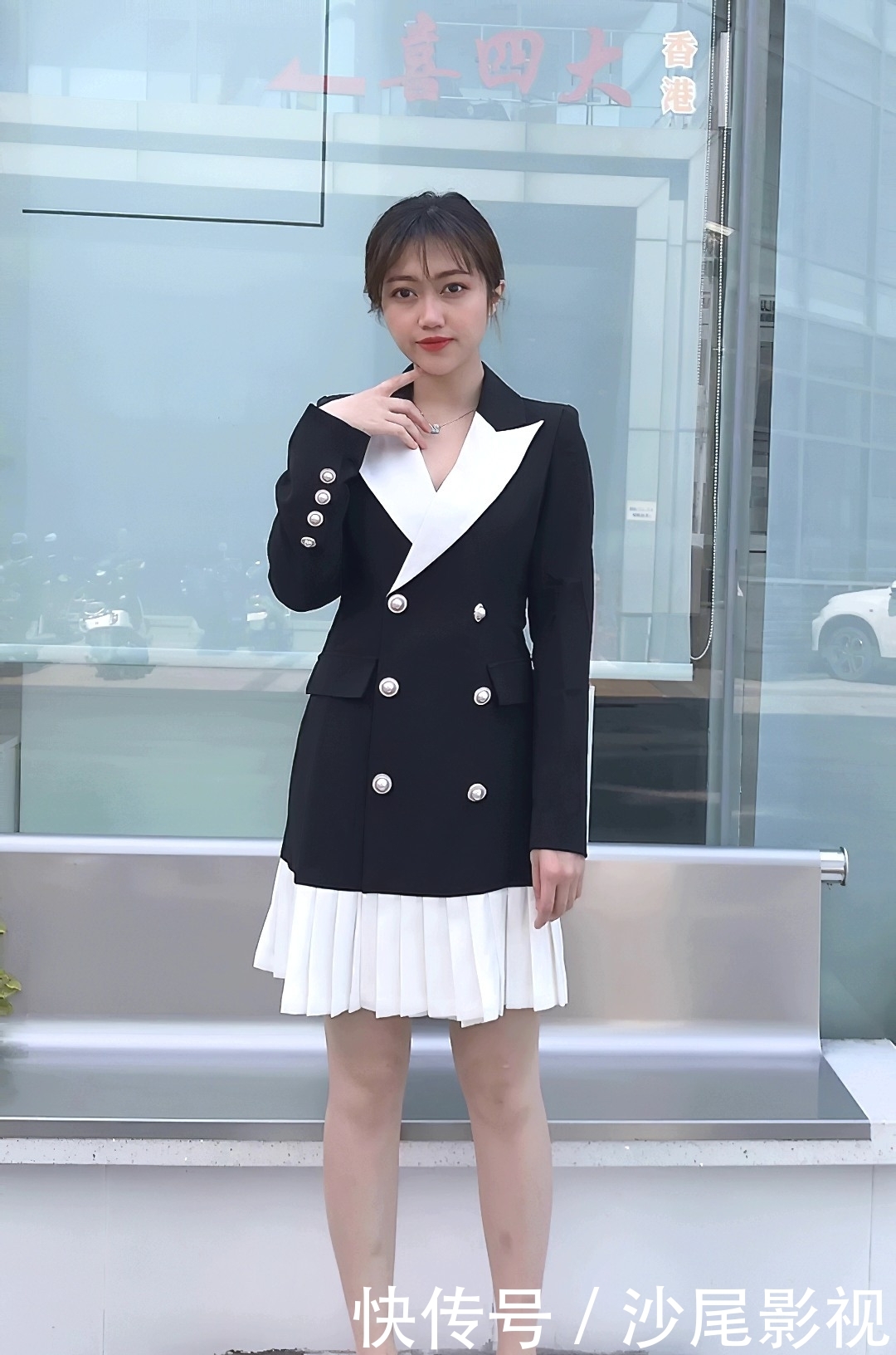 美女@正式又不失活泼，气质尽显，街拍：美女双排扣外套搭配百褶短裙