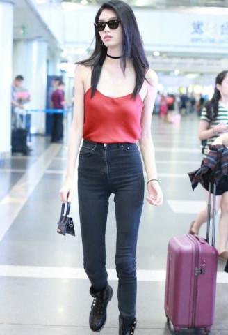 奚梦瑶现身机场，穿红色吊带奥妙身材一目了然，网友：腰以下全是