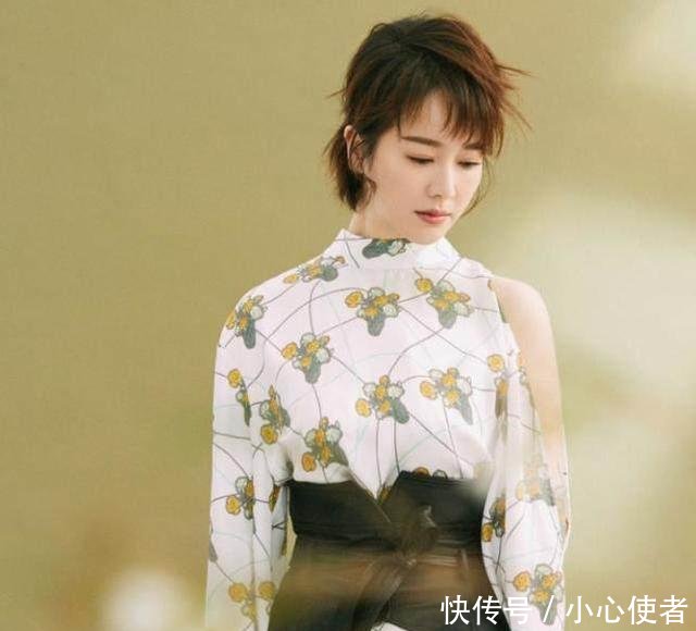 她是靳东的前妻，却一心追随陈道明，气质穿搭美呆了