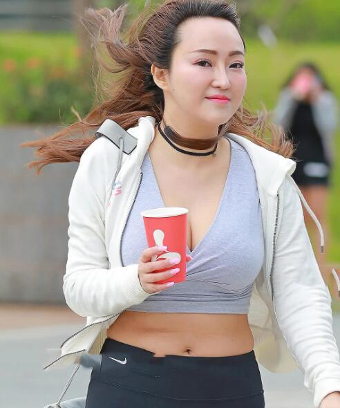 气质女神紧身运动裤尽显完美身材,看到镜头甜美一笑很迷人