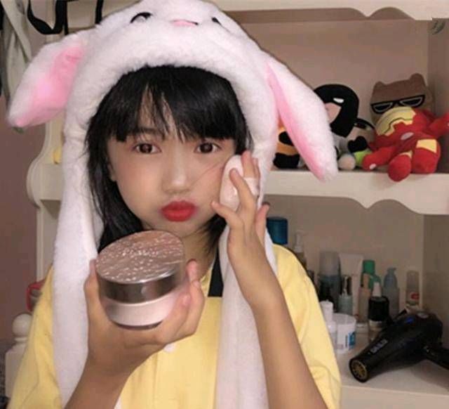  『化妆』10岁女孩爱化妆，用神仙水抗衰老，网友：10年后什么抗衰老？