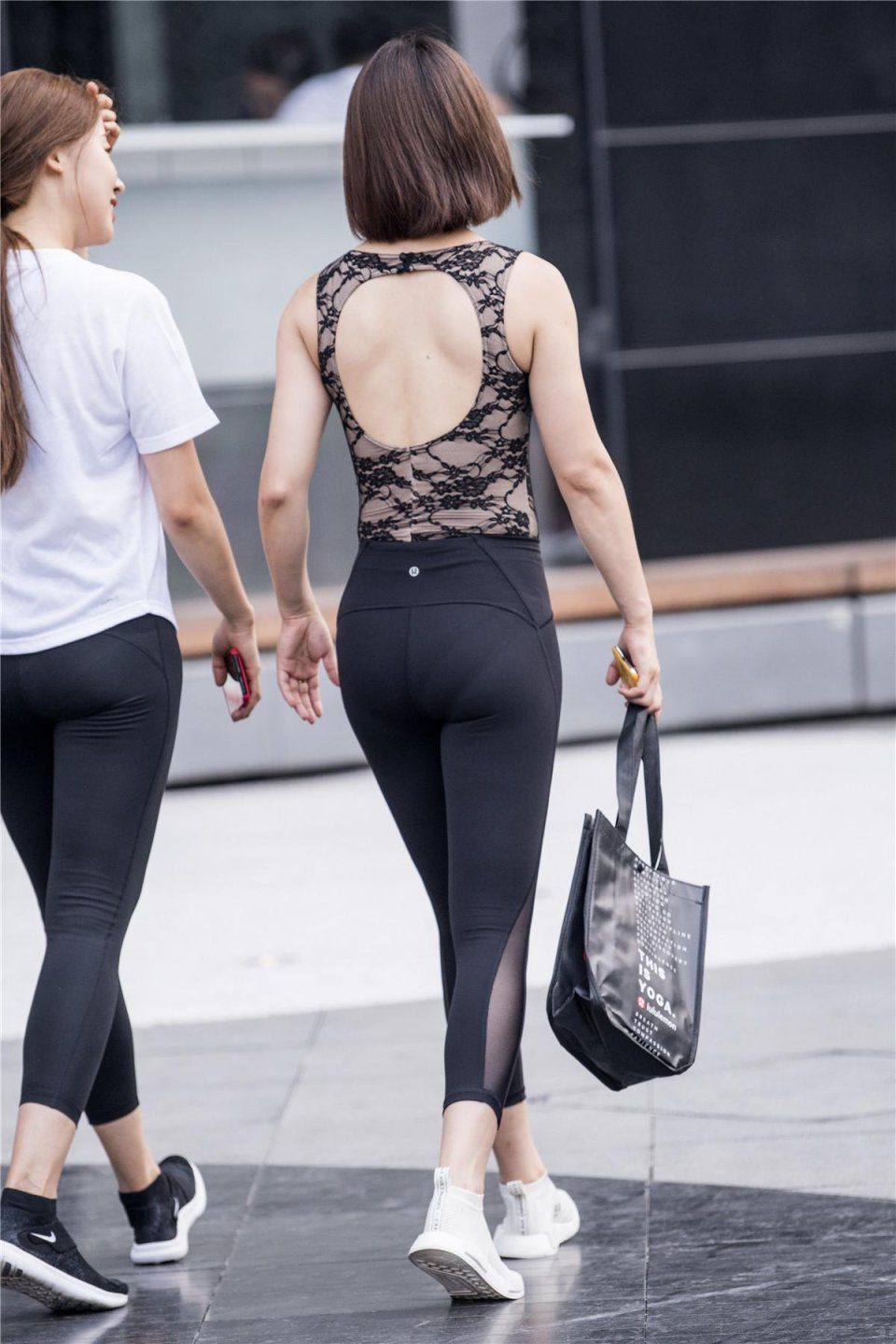 街拍:穿健美裤的姑娘，时尚优雅去健身