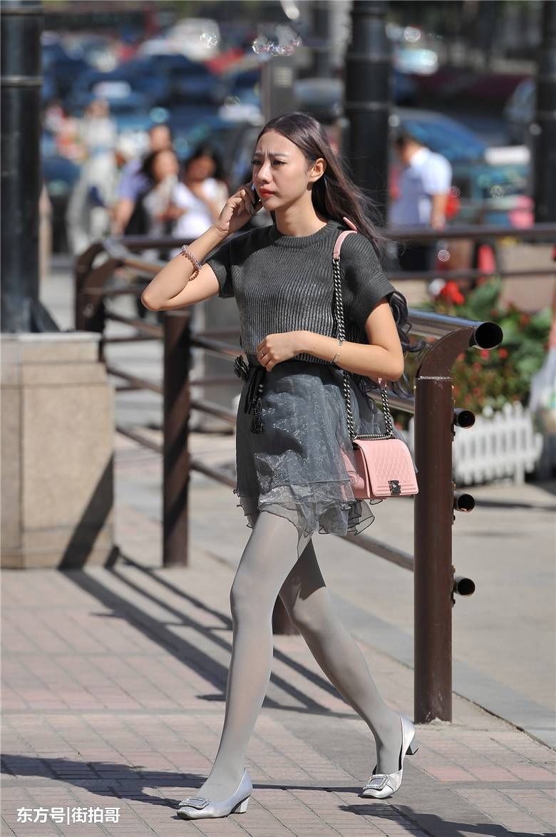 街拍联盟：难得一见的灰丝细腿美女，女神雅典娜附体了