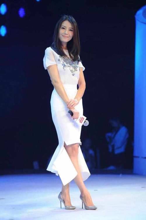 高圆圆一袭白裙现身,强迫症都受不了,网友:真想把那块布扯下来