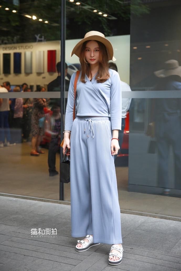 一款白T恤让“下装消失”，秀出美白大腿，女神穿衣就是任性!