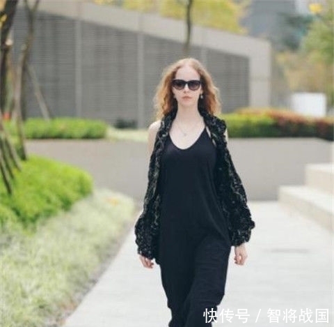  [凸显]街拍：穿吊带裙的长腿小姐姐，一个回眸，凸显优雅的女神范