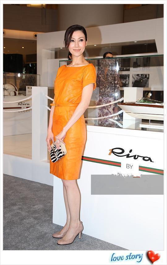 当唐嫣与李嘉欣同穿橘色皮裙，网友：终于见识到高级脸的最高形式