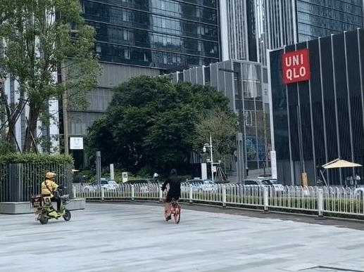  「矗立」广东深圳：寸土寸金的城中心，矗立一座祠堂，谁拆就把