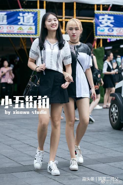 路人街拍：小姐姐的短裙穿搭展现出不凡气质，玉腿修长吸人眼球