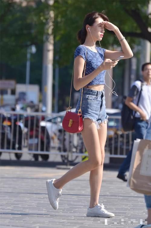 姑娘：她们很年轻，也相信自己有着长腿，穿着牛仔短裤的姑娘