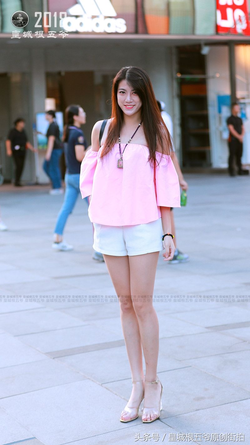 街拍:一个完美的搭配完全可以改变一个人的气质