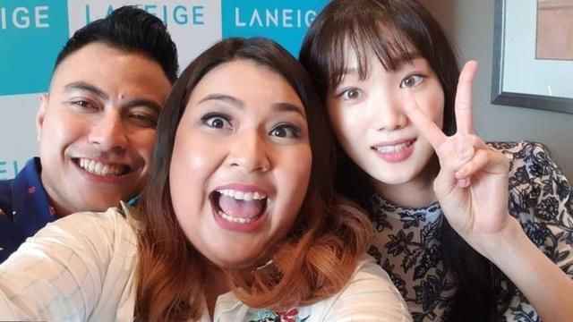 李圣经新造型花卉刺绣连衣短裙现身印尼,网友:这裙也就欧尼能搭