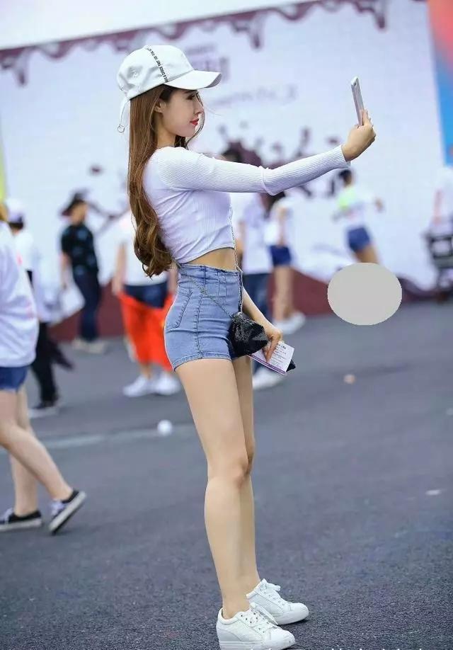 美女街拍：优雅亮丽打扮清爽，高挑的身材！