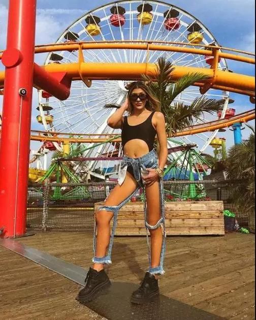 周冬雨为破洞牛仔裤代言 这么穿才能显腿长