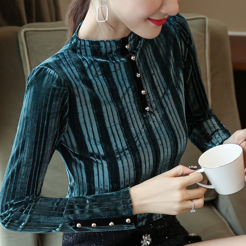 国庆旅游，老婆不穿裙子也那么美，只因穿的秋衣太漂亮，真美醉了