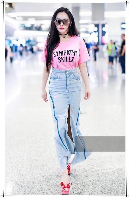 当96斤冉莹颖和104斤李冰冰同穿开叉牛仔裙，网友：画风如此尴尬