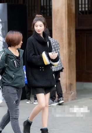  毛衣：路人街拍，小姐姐粉色小v领毛衣搭白色短裙，简单又减龄