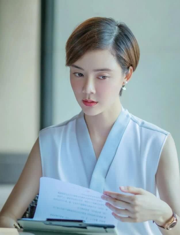  『奔四』奔四奔五女人别乱剪头发，有这4款就够了，优雅高级还显气质