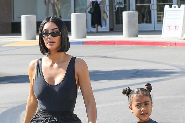 卡戴珊瘦成一百零八斤？穿低领背心也高级，但一条裤子毁所有