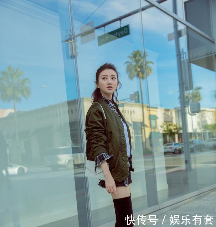 景甜厉害了! 过膝长袜配皮裙穿出漫画腿, 网友: 比郑爽的腿还要美