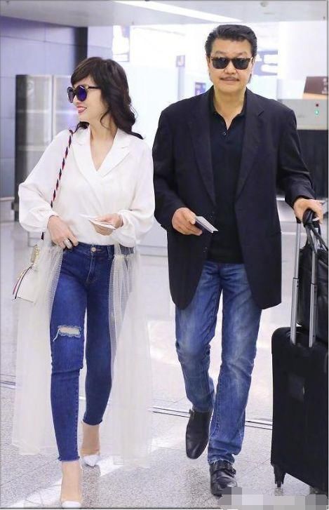 64岁赵雅芝真会玩！牛仔裤外面非要套层纱，网友：难怪老公会跟着