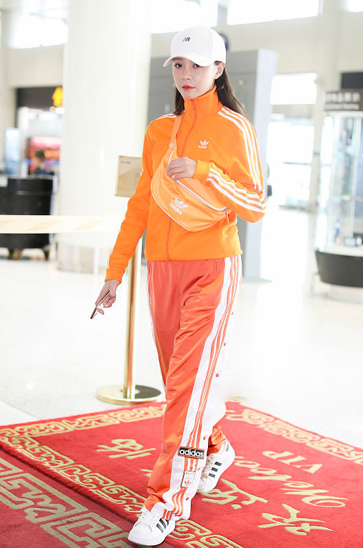 29岁沈梦辰一身橙色亮瞎你的眼，网友:海涛笑了!