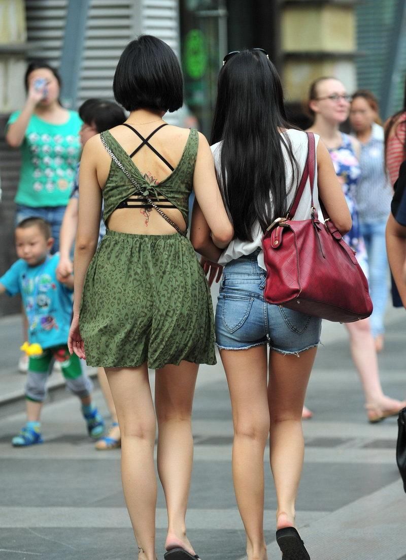 杭州美女穿吊带露背裙，美腿迷人高清街拍！