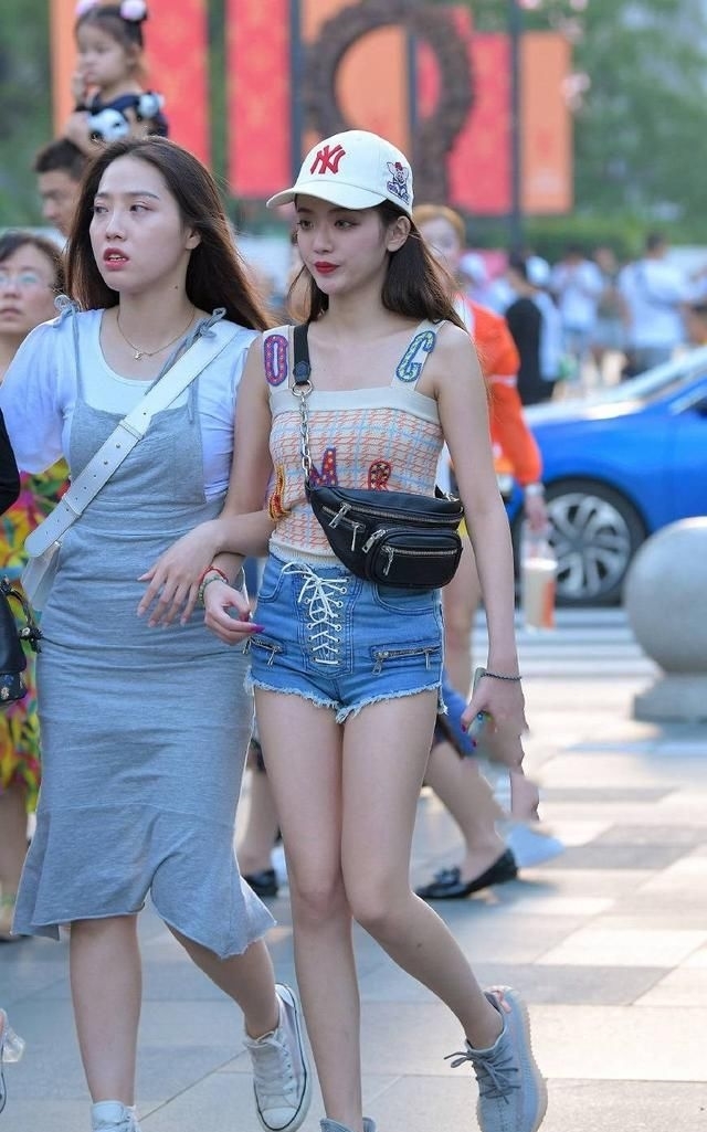 『气质』小姐姐身上的吊带连衣裙婉约动人,绽放着身姿的优雅