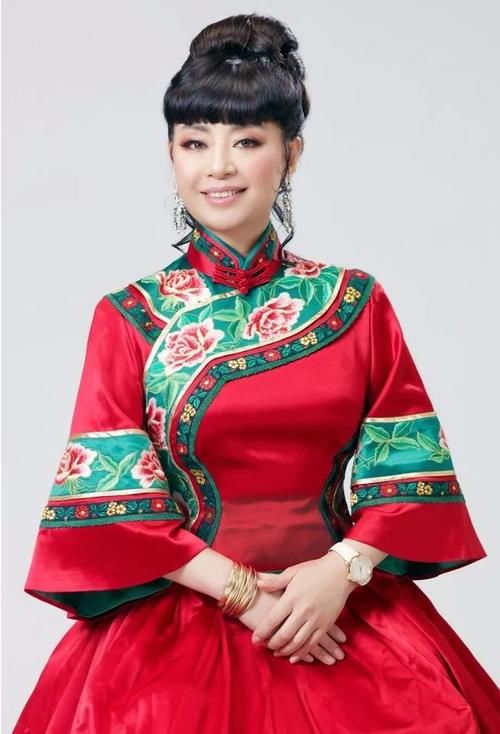 『不少』32岁离婚,42岁再婚嫁法国名门望族,殷秀梅坚持不改国籍,外籍丈夫支持她