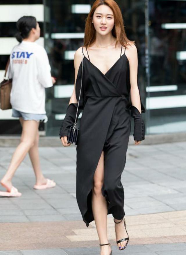 路人街拍，小姐姐下身搭配紫色紧身的裙子，很有女人味