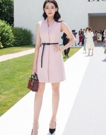 她美貌不输迪丽热巴，公司老板是杨幂的好朋友，穿搭时尚女神范！