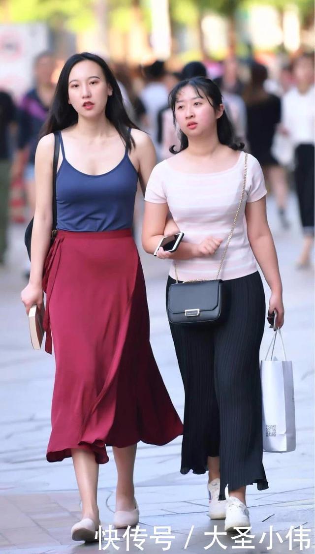 蓝色|美女街拍：长裙小姐姐很会搭配，上面蓝色下面红色，穿起来高级！